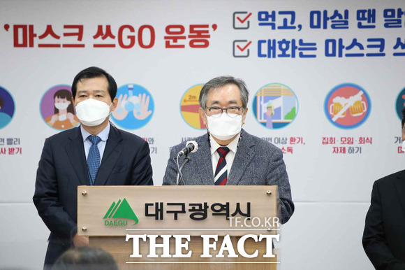 대구경북행정통합공론화위원회는 대구경북행정통합에 대한 시민들의 의견을 듣기 위해 토론회를 개최한다고 16일 밝혔다. 대구경북행정통합 로드맵을 발표하는 하혜수(왼쪽), 김태일(오른쪽) 공동위원장 / 대구시 제공