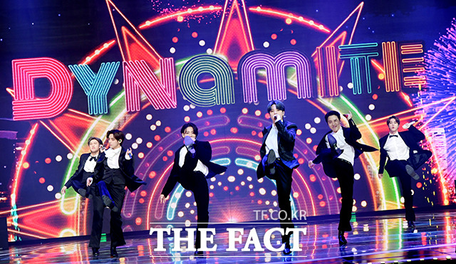 방탄소년단이 Dynamite로 미국 음악 전문 매체 빌보드가 발표한 최신 차트(12월 19일 자) 팝 송 부문에서 전주보다 한 계단 상승한 5위를 차지했다. 사진은 지난 12일 열린 2020 더팩트 뮤직 어워즈에서 Dynamite 무대를 펼치는 모습. /이선화 기자