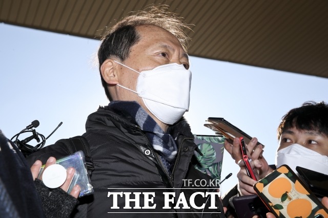 윤석열 검찰총장에 대한 징계위원회 2차 심의가 열리는 15일 윤 총장 측 법률대리인 이완규 변호사가 과천 정부과천청사 법무부로 들어서고 있다. /배정한 기자