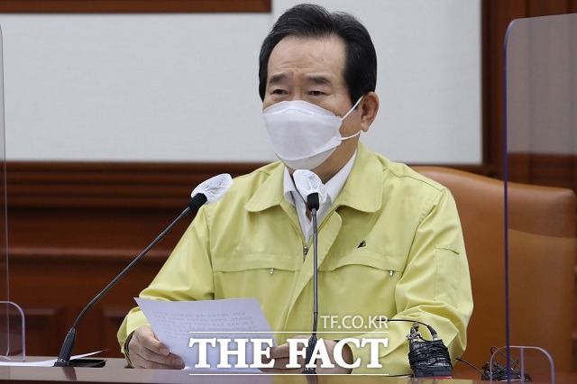 정세균 국무총리는 16일 서울시청에서 열린 코로나19 중앙재난안전대책본부 회의에서 코로나19에 따른 사회적 거리두기와 관련해 상황에 따라서는 마지막 수단인 3단계로의 상향 결정도 배제할 수 없다고 했다. /임세준 기자