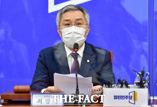 최강욱 열린민주당 대표는 16일 KBS 라디오에 출연해 윤 총장의 징계 처분과 관련해 예측 중 가장 낮은 수위의 징계가 나온 것 같다고 말했다. /이새롬 기자