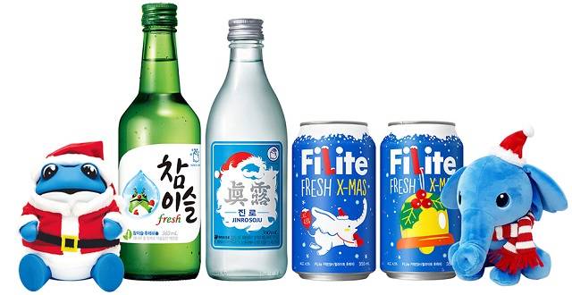 하이트진로는 연말 성수기를 앞두고 필라이트 후레쉬와 참이슬, 진로의 가정용 주류 한정판 제품인 크리스마스 스페셜 에디션을 출시하고 시즌 마케팅을 강화했다. /하이트진로 제공
