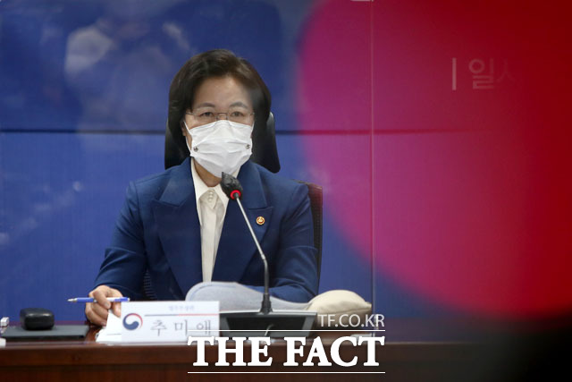 추미애 법무부 장관이 15일 오후 3시 권력기관 개혁 관련 합동브리핑에서 검찰사무의 최고 감독자로서 오랫동안 해결하지 못한 검찰개혁의 소명을 완수하겠다고 밝혔다./남윤호 기자