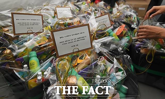 슈주 최시원이 12일 열린 2020 더팩트 뮤직어워즈에서 코로나19를 함께 이겨내자는 문구를 담아 후배 아티스트와 스태프에게 전달한 선물 바구니. 최시원의 깜짝 선물에 출연자들은 훈훈한 미소를 감추지 못했다./이새롬 기자