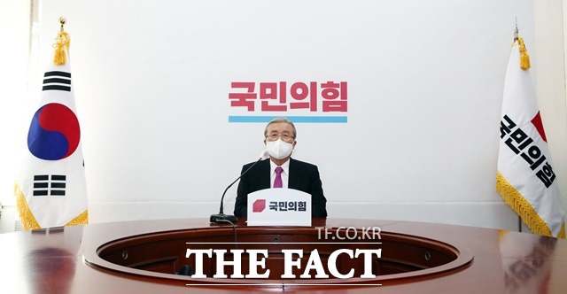 김종인 국민의힘 비상대책위원장이 16일 오전 국회에서 긴급 기자회견을 열고 윤석열 검찰총장 징계에 대한 입장 등을 밝히고 있다. /국회사진취재단