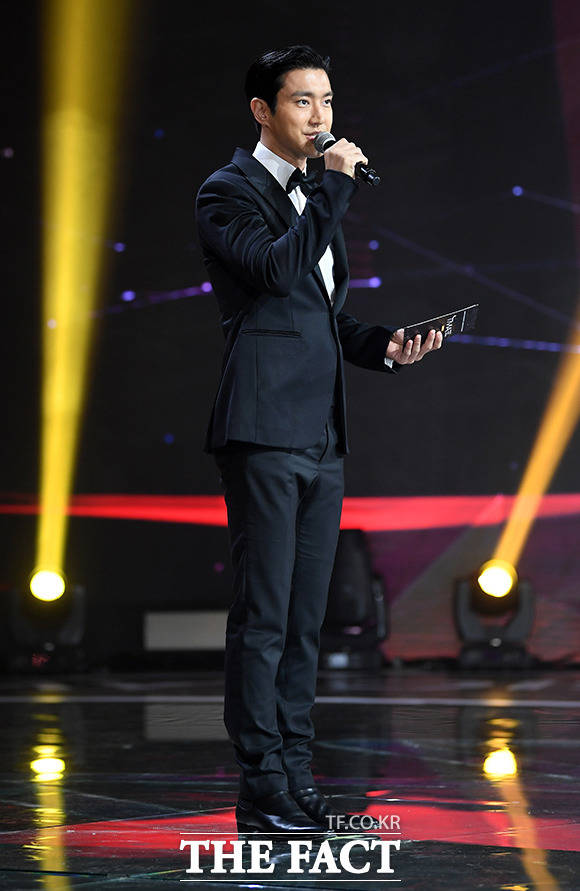 슈퍼주니어 최시원이 지난 12일 열린 2020 더팩트 뮤직 어워즈(THE FACT MUSIC AWARDS, TMA)에서 글로벌 핫티스트 수상자를 발표하고 있다. 최시원은 코로나19로 고생한 출연자와 스태프들에게 힘을 내자며 깜짝 선물을 해 감동적 분위기를 자아냈다. /임영무 기자