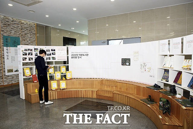 정읍지역 아이들과 어르신, 다문화 이주여성 등 주민이 직접 작가가 되어 만든 세상에 하나뿐인 그림책 전시회가 내일부터 24일까지 정읍시립중앙도서관 1층 로비서 개최된다. /정읍시 제공