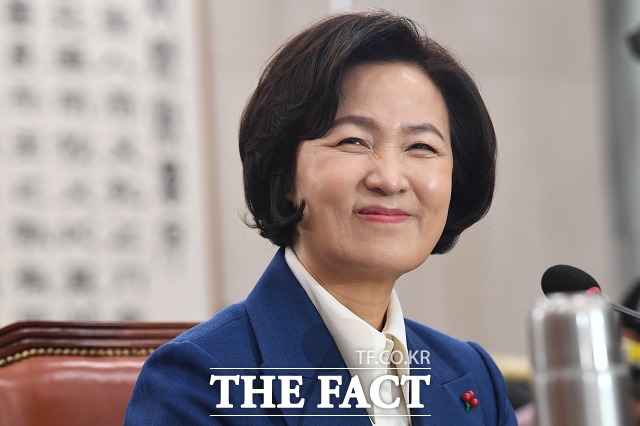 추미애 법무부 장관이 16일 문재인 대통령에게 사의를 표명했다. 문 대통령은 거취 결단에 대해 높이 평가한다면서 앞으로 숙고해 수용 여부를 판단하겠다고 했다. /남윤호 기자