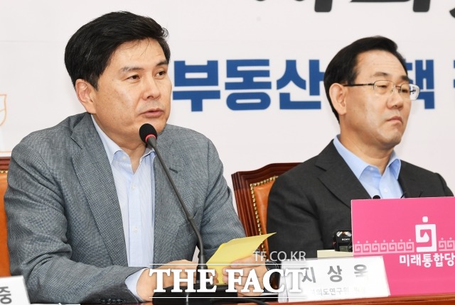 최근 여의도연구원에서 코로나19 확진자가 발생한 것으로 16일 확인됐다. 지난 7월 지상욱 여의도연구원 원장(왼쪽)이 국회에서 열린 미래통합당 부동산 정책진단 긴급간담회에 참석한 모습. /배정한 기자