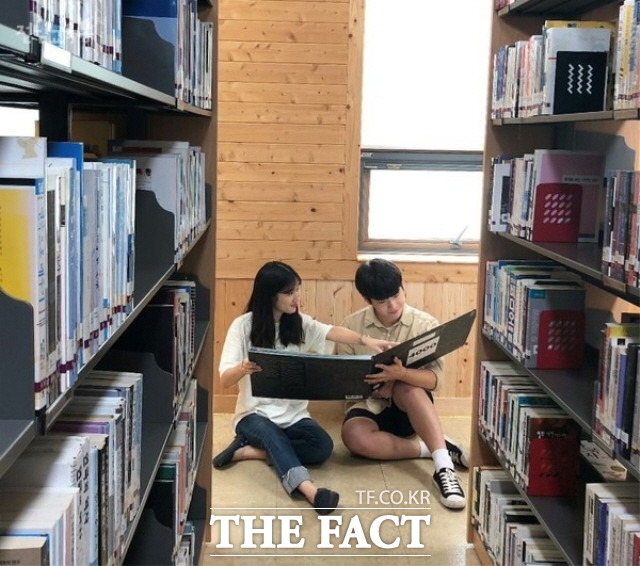 코로나19 확산 영향으로 다중시설에 속하는 도서관의 출입이 기피 되면서 최근 전자도서관 이용이 현격히 늘어나고 있는 추세다. 이 또한 코로나19 확산으로 생겨난 새로운 현상이다. <사진>나주 공공도서관./전남도교육청