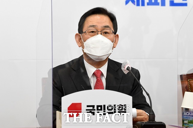 주호영 국민의힘 원내대표는 16일 법무부 검사징계위원회가 윤석열 검찰총장에게 정직 2개월 징계를 의결한 것에 대해 문재인 정권이 폭주에 광기를 더하고 있다고 맹비난했다. /남윤호 기자