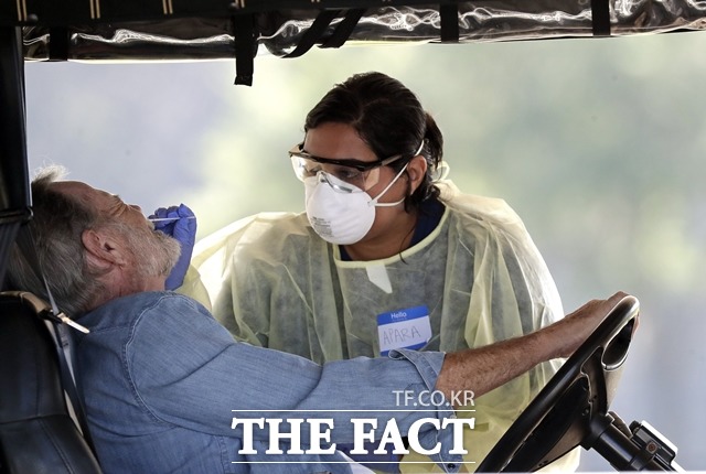 일반인이 처방전 없이 구입해 코로나19 감염 여부를 판단할 수 있는 가정용 진단키트가 미국 FDA 사용 승인을 받았다. /AP.뉴시스