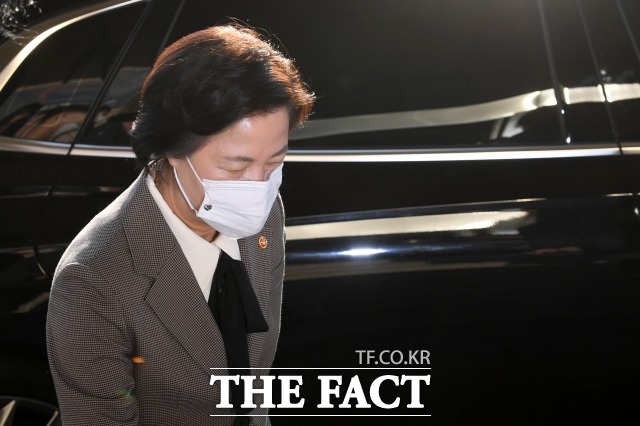 사의를 표명한 추미애 법무부 장관이 17일 연가를 낸 것으로 알려졌다. /남용희 기자