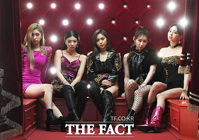 예지 리아 류진 채령 유나(왼쪽부터)로 구성된 ITZY가 2020 더팩트 뮤직 어워즈에서 베스트 퍼포머 수상의 영예를 안았다. 멤버들은 연습의 성과를 인정 받은 것 같아 뿌듯하다며 활짝 미소지었다. /배정한 기자