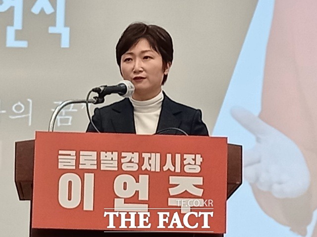 국민의힘 이언주 전 의원이 17일 오후 2시 부산 해운대구 벡스코에서 내년 4월 치러지는 부산시장 보궐선거 출마를 공식 선언하고 있다. /부산=조탁만 기자