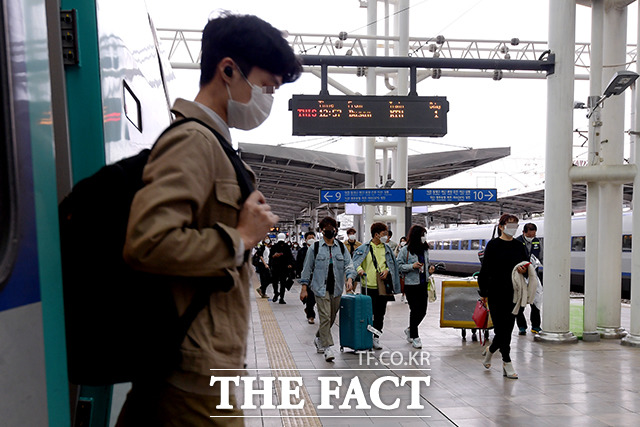 17일 방역당국과 코레일 등에 따르면 코레일 본사 직원 30대 남성 A씨는 전날 코로나19 양성 반응을 보였다. /이선화 기자