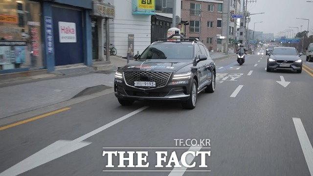 LG유플러스가 한양대학교 자동차전자제어연구실 에이스랩, 자율주행 솔루션기업 컨트롤웍스와 5세대 이동통신 기반의 자율주차 기술을 시연했다. /LG유플러스 제공