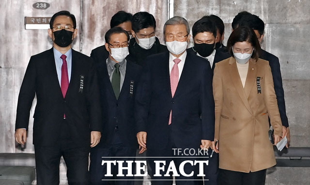 17일 오전 국회에서 열린 국민의힘 비상대책위원회의에서 김종인 비대위원장과 주호영 원내대표가 회의실로 향하고 있다. /국회=남윤호 기자