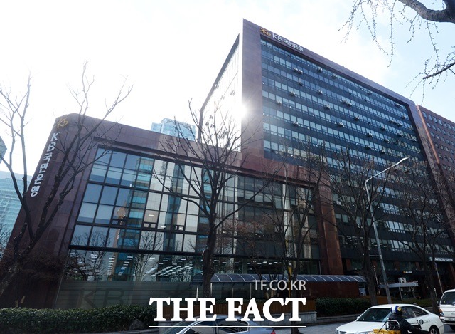 KB금융지주는 18일 계열사대표이사후보추천위원회를 열고 KB증권 등 10개 계열사 대표이사 후보를 선정했다. 선정된 후보는 12월 중 해당 계열사의 대표이사후보추천위원회 최종 심사·추천을 거쳐 주주총회에서 확정된다. /더팩트 DB