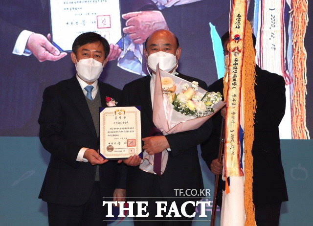 광양시가 18일 보건복지부의 전국 지자체 및 개인·단체를 대상으로 실시한 ‘2020년 보육분야 정부포상’에서 서울특별시, 충청남도와 함께 대통령 기관 표창을 수상했다. 정현복 광양시장이 대통령 기관표창을 받고 있다. /광양시 제공