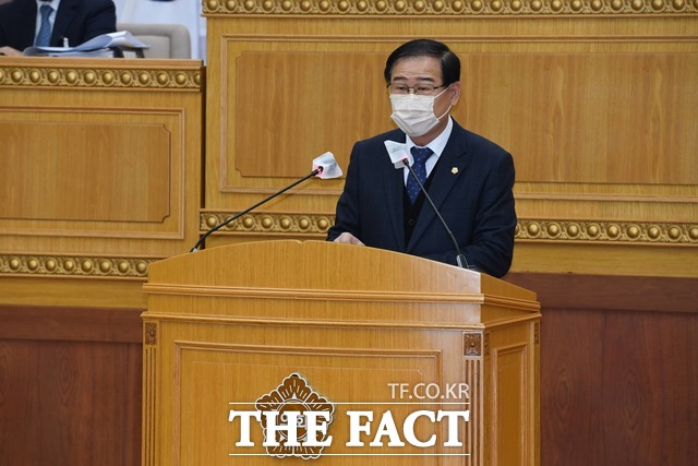 경기 양주시의 내년도 예산이 9076억원으로 확정됐다. 이희창 양주시의회 예산특별위원장이 18일 시의회 본회의장에서 2021년도 예산안 심사결과를 보고하고 있다. / 양주시의회 제공