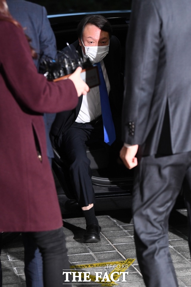 윤석열 검찰총장 측이 정직 2개월의 징계 처분의 집행을 정지해 달라며 낸 집행정지 신청 사건의 심문기일이 22일로 잡혔다. /남용희 기자