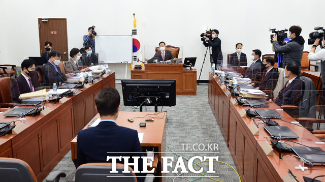 공수처장 후보 추천위원회가 18일 5차 회의를 열고 후보 추천 절차에 돌입한다. 공수처법 개정 후 처음으로 열리는 회의로, 이날 후보 추천 절차가 마무리될 것이라는 관측이 나온다. 지난달 25일 국회에서 추천위 회의가 열리고 있는 모습. /남윤호 기자