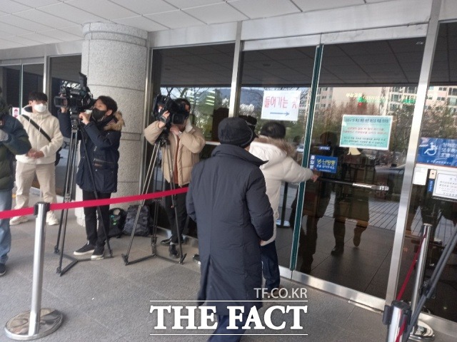 18일 부산 연제구 부산지방법원에 구속 전 피의자 심문(영장실질심사)에 출석하기 위해 오거돈 전 부산시장이 빠른 걸음으로 법원으로 이동하고 있다. /부산=조탁만 기자