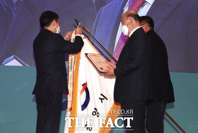 정현복 광양시장이 대통령 표창을 받고 있다./광양시 제공