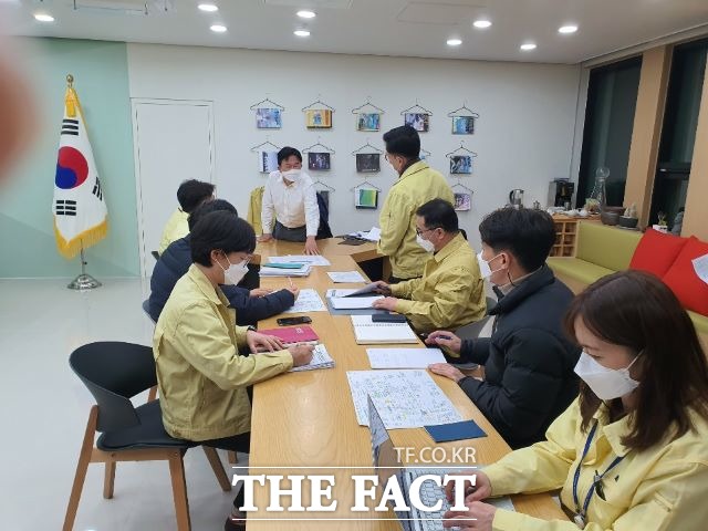 원희룡 제주특별자치도지사는 18일 새벽 2시 도지사 집무실에서 한라사우나 확진자 다수 발생에 따른 심야 긴급회의를 주재하고, 사우나 이용자 전수 검사 및 분야별 방역 강화를 지시했다. / 제주도 제공