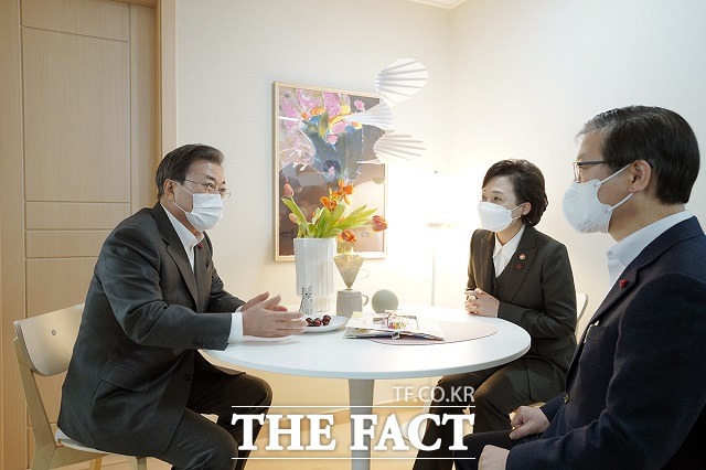 변창흠 국토교통부 장관 후보자(오른쪽)가 SH 사장 재직 시절 문재인 대통령(왼쪽)의 국정철학과 어긋나는 행보를 보인 것으로 드러나 논란이 예상된다. 문 대통령이 지난 11일 경기 화성시 LH 임대주택 100만호 기념단지인 동탄 공공임대주택의 단층 세대를 방문, 김 장관, 변 후보자와 대화하는 모습. /청와대 제공