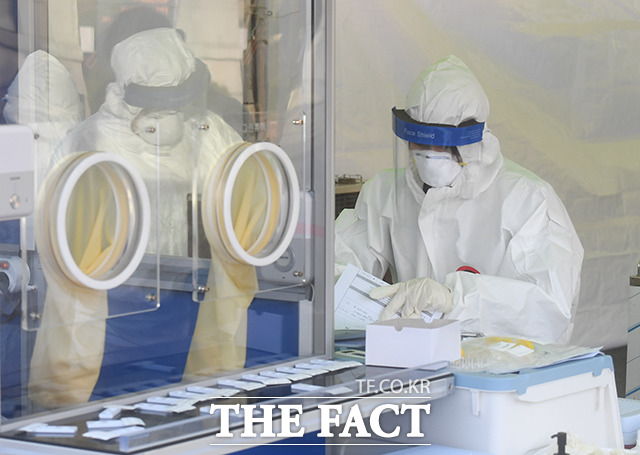 국내 신종 코로나바이러스 감염증(코로나19) 확산세가 수도권을 넘어 전국 곳곳으로 확산하면서 19일에도 확진자가 속출했다. /이동률 기자