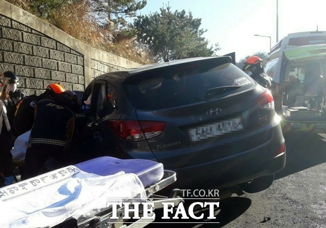 사고현장에 출동한 119구조대가 사고 차량에서 구조작업을 벌이고 있는 모습/경북도 소방본부 제공