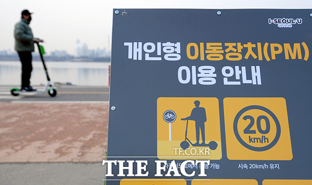 올해 전동킥보드로 인한 사고가 11월까지 571건 발생해 전년 동기 대비 135% 급증한 것으로 나타났다. 지난 10일 오전 서울 마포구 망원한강공원에서 전동킥보드를 탄 시민이 이동하는 모습. /이선화 기자