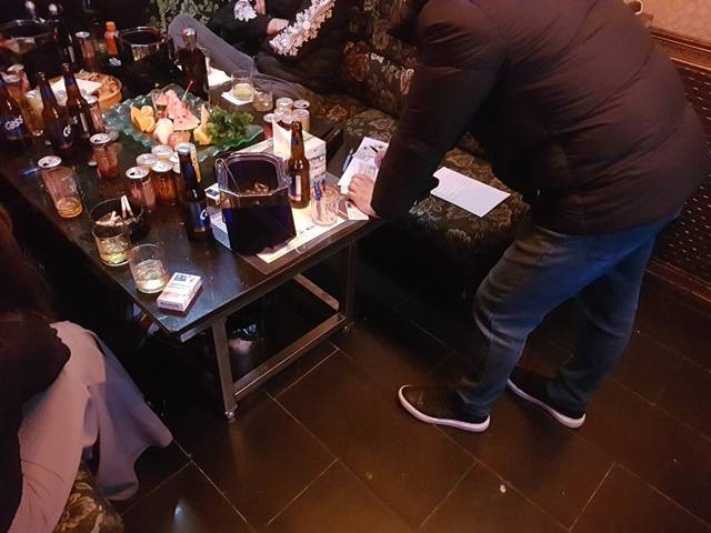 서울시가 경찰 등과 합동해 심야 긴급 단속을 실시해 방역 수칙을 어긴 35명을 적발했다고 밝혔다. 사진은 불법 영업을 하다가 수사관들이 적발한 영등포 소재 유흥주점 현장. /서울시 제공