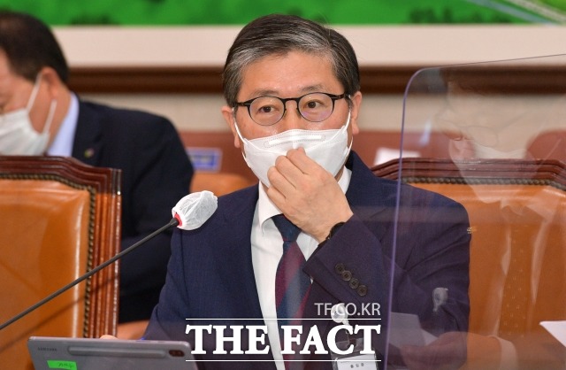 구의역 스크린도어 수리 중 사망한 고 김모 군의 사건을 두고 부적절한 발언을 해 논란에 휩사인 변창흠(사진) 국토교통부 장관 후보자에 대한 자진 사퇴 목소리가 높아지고 있다. /이새롬 기자