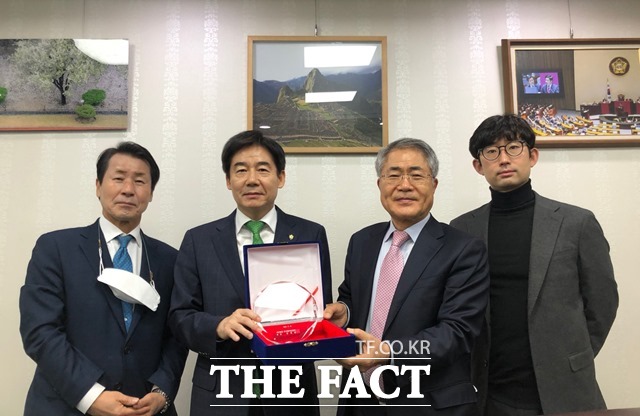 21일 이용호 의원이(전북 남원·임실·순창, 국회 보건복지위원회) 한국혈액암협회로부터 감사패를 수상했다. /이용호 의원실 제공