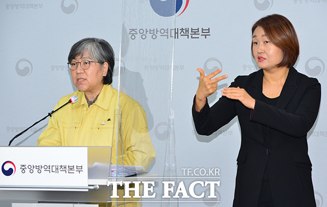 정은경 질병관리청 중앙방역대책본부장은 21일 충북 오송 질병청에서 열린 정례 브리핑에서 현재 감염재생산지수 1.28를 토대로 예측하면 다음 주에는 하루 신규확진자가 1000~1200명가량 발생할 것으로 추정했다. /사진=질병관리청 제공