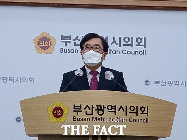 서병수(부산진갑) 의원이 21일 부산시장 보선 불출마 선언을 공식화한 자리에서 ‘참신하고 혁신적인 그리고 계파 갈등이 없는 인재’를 부산시장 인재상으로 언급했다. /부산=조탁만 기자