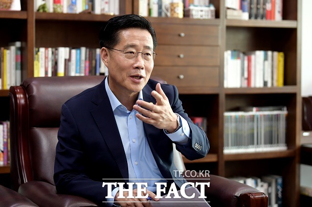 이태규 국민의당 의원은 21일 KBS 라디오에 출연해 서울시장 보궐선거 출마를 선언한 안철수 대표가 적정한 시점이 되면 김종인 국민의힘 비상대책위원장을 만날 수도 있다는 사견을 밝혔다. /이선화 기자