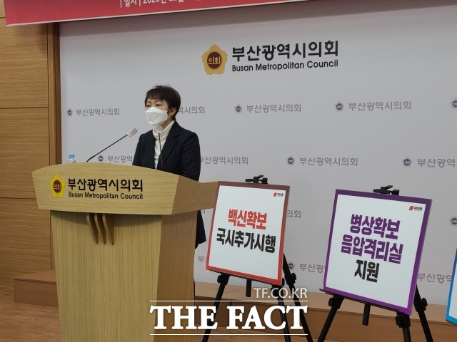 이언주 부산시장 예비후보가 21일 부산시의회 브리핑룸에서 기자회견을 갖고 ‘1호 공약’으로 ‘코로나 절벽’ 극복방안을 제시하고 있다. /부산=조탁만 기자