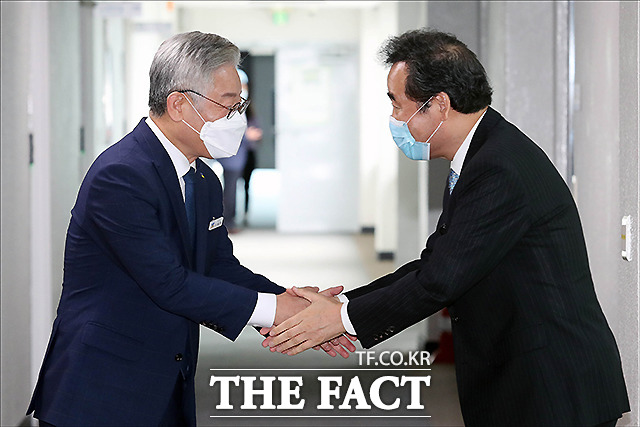 이재명 경기도지사(왼쪽)와 더불어민주당 당대표 후보였던 이낙연 의원이 지난 7월 30일 오전 경기도 수원시 경기도청에서 접견을 갖기 전 인사를 나누고 있다. /더팩트 DB