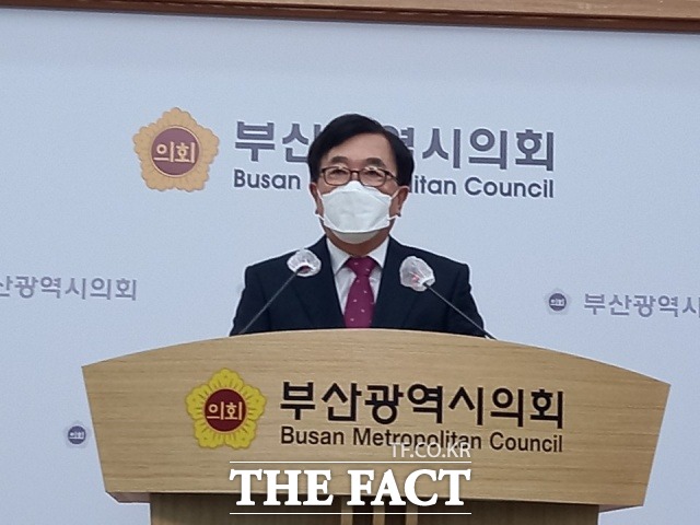 내년 4월 치러지는 부산시장 보궐선거의 유력 후보로 거론돼 온 국민의힘 서병수(부산진구갑) 의원이 21일 부산시의회 브리핑룸에서 기자회견을 갖고 재보선 불출마 선언을 하고 있다. /부산=조탁만 기자