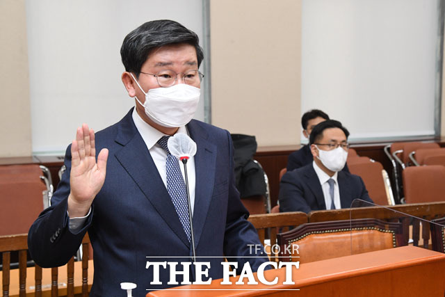 전해철 행정안전부 장관 후보자가 22일 오전 서울 여의도 국회 행정안전위원회 전체회의에서 열린 인사청문회에 출석해 후보자 선서를 하고 있다. /국회=남윤호 기자