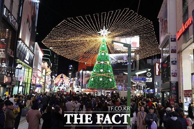 매년 12월 부산 중구 광복로에서 열리는 부산 크리스마스트리 문화축제 올해는 잠정 연기됐다. /부산 중구 제공