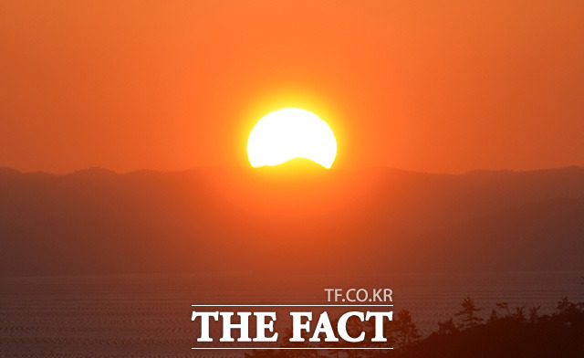 전남도는 코로나19 감염확산을 예방하기 위한 조치로 새해을 맞이하는 해맞이 행사를 전면 취소한다고 밝혔다. 또한 행사 취소에도 많은 인파가 몰릴것으로 예상되고 있는 곳은 폐쇄조치를 취하겠다며 적극 차단 방침을 밝혔다./더팩트DB