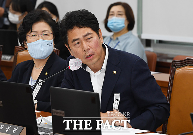 전봉민 국민의힘 의원 불법 재산형성 의혹에 대해 범여권이 철저한 수사와 전 의원 사퇴를 촉구했다. 7월 30일 국회 보건복지위원회 전체회의에 참석해 질의하는 전 의원(왼쪽). /배정한 기자