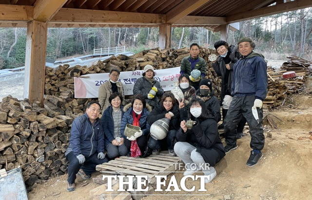 고흥 분청사기 요출행사에 참석한 도예 수강생과 전문도예가 등 10여명이 서성된 분청사기를 들고 기뻐하고 있다. / 고흥군 제공