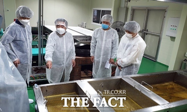 포항제철소 QSS 컨설턴트가 소규모 식품업체를 방문해 조리장의 위생상태 개선을 돕고 있다./포항제철소 제공