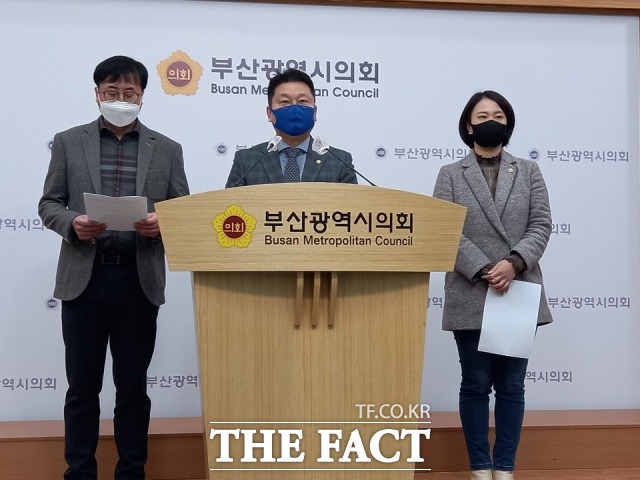 부산시의회 더불어민주당 원내대표단이 22일 국민의힘 전봉민 의원의 위법·특혜 의혹과 관련한 진상 규명을 촉구하고 나섰다. /부산=조탁만 기자